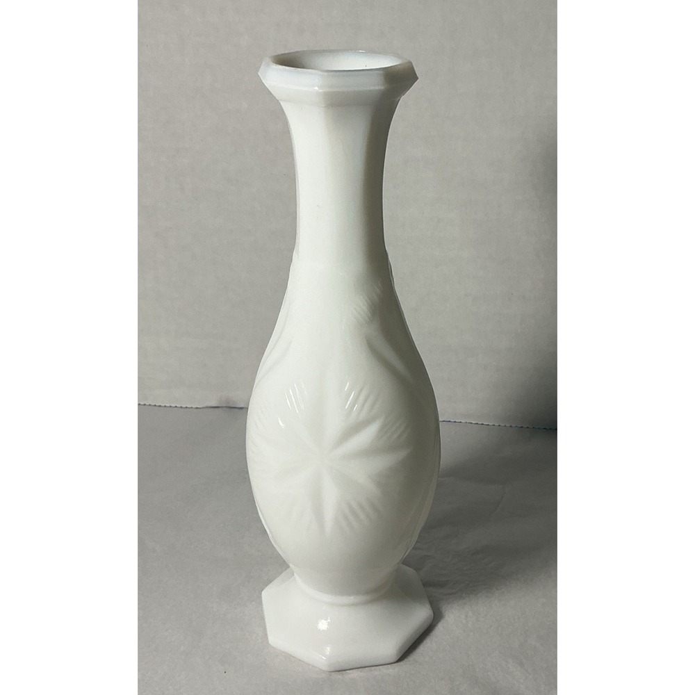Vintage 1950s MCM Sunburst And Leaf Indiana Glass Co Milk Glass Bud 7" Vase MINT